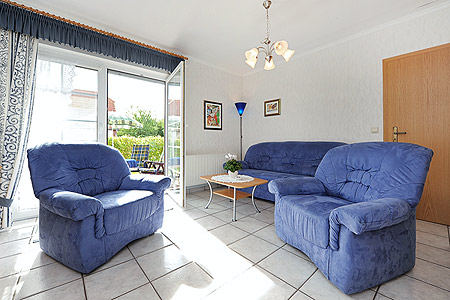 Ferienwohnung 2 - Wohnzimmer mit integriertem Küchenbereich