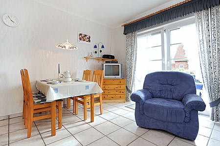 Ferienwohnung 2 - Wohnzimmer mit integriertem Küchenbereich