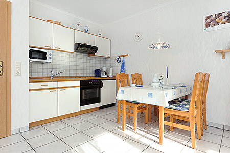 Ferienwohnung 2 - Wohnzimmer mit integriertem Küchenbereich