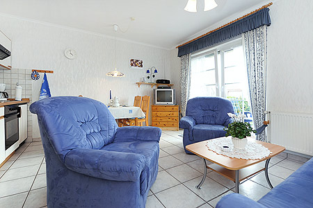 Ferienwohnung 2 - Wohnzimmer mit integriertem Küchenbereich