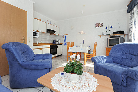 Ferienwohnung 2 - Wohnzimmer mit integriertem Küchenbereich