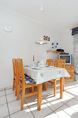 Ferienwohnung 2 - Wohnzimmer mit integriertem Küchenbereich