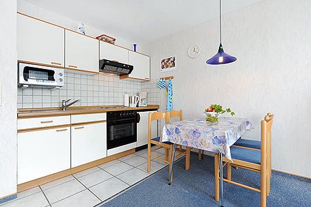 Ferienwohnung 3 - Wohnzimmer mit integriertem Küchenbereich