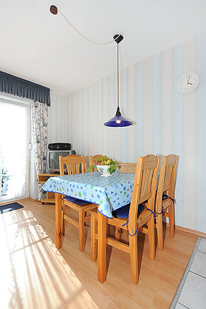 Ferienwohnung 4 - Wohnzimmer mit integriertem Küchenbereich