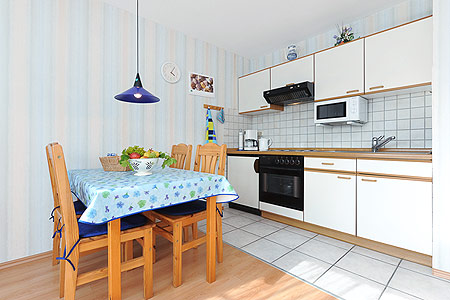 Ferienwohnung 4 - Wohnzimmer mit integriertem Küchenbereich