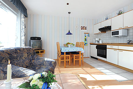 Ferienwohnung 4 - Wohnzimmer mit integriertem Küchenbereich