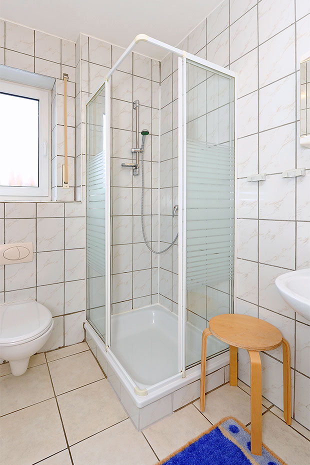 Ferienhaus „Abels“ - Badezimmer im Erdgeschoss