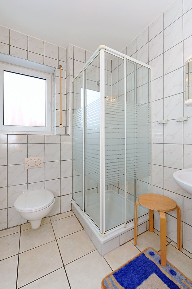 Ferienhaus „Abels“ - Badezimmer im Erdgeschoss