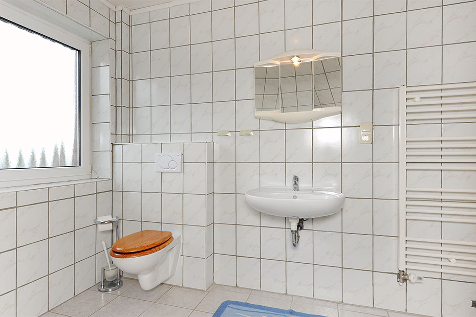 Ferienhaus „Abels“ - Badezimmer im Obergeschoss