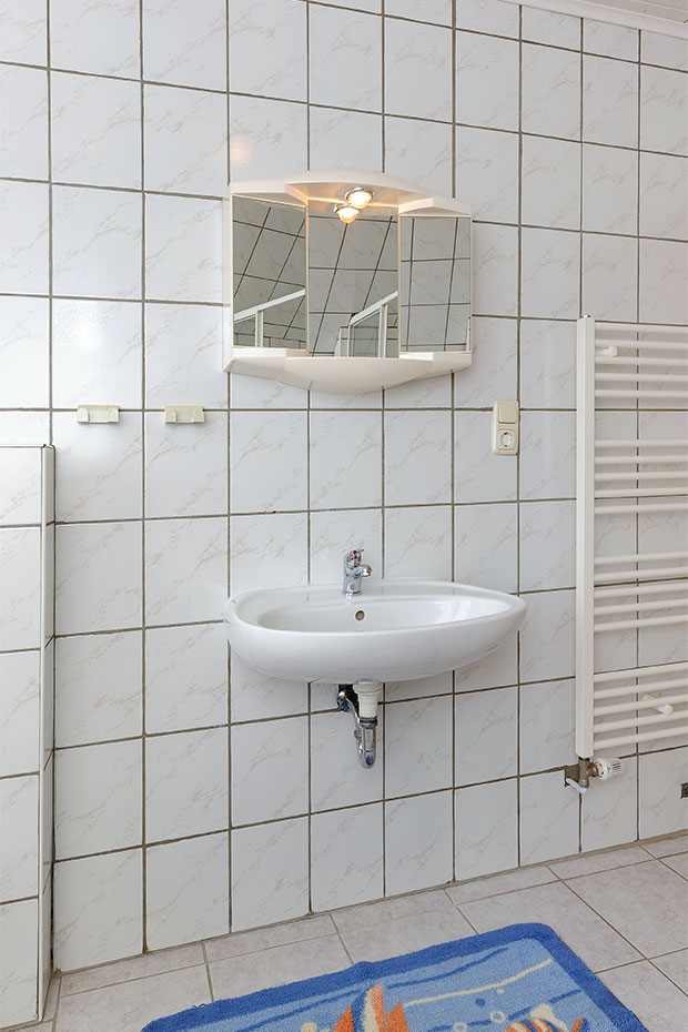 Ferienhaus „Abels“ - Badezimmer im Obergeschoss