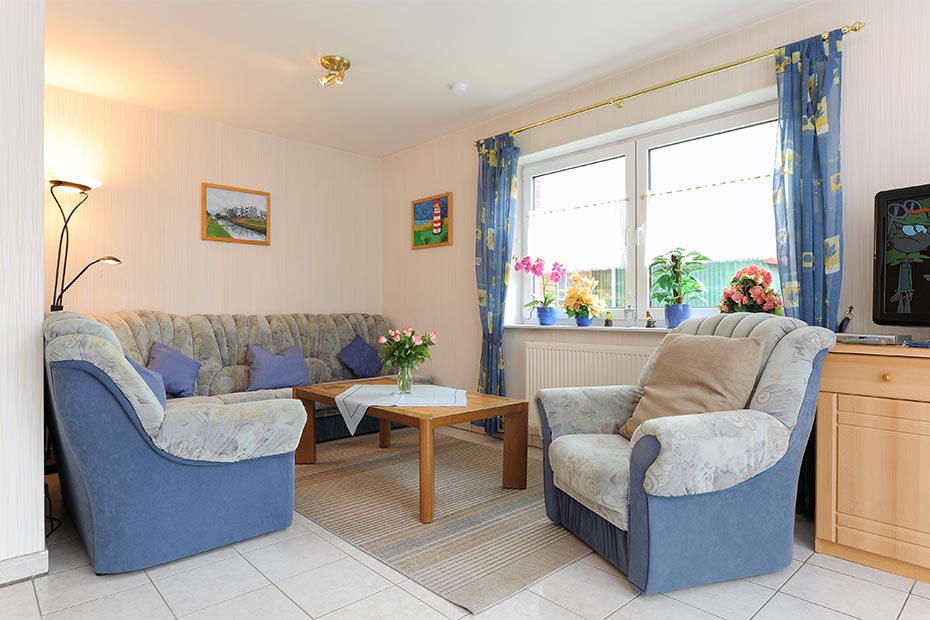 Ferienhaus „Abels“ - Wohnzimmer mit integriertem Küchenbereich