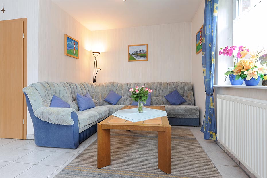 Ferienhaus „Abels“ - Wohnzimmer mit integriertem Küchenbereich