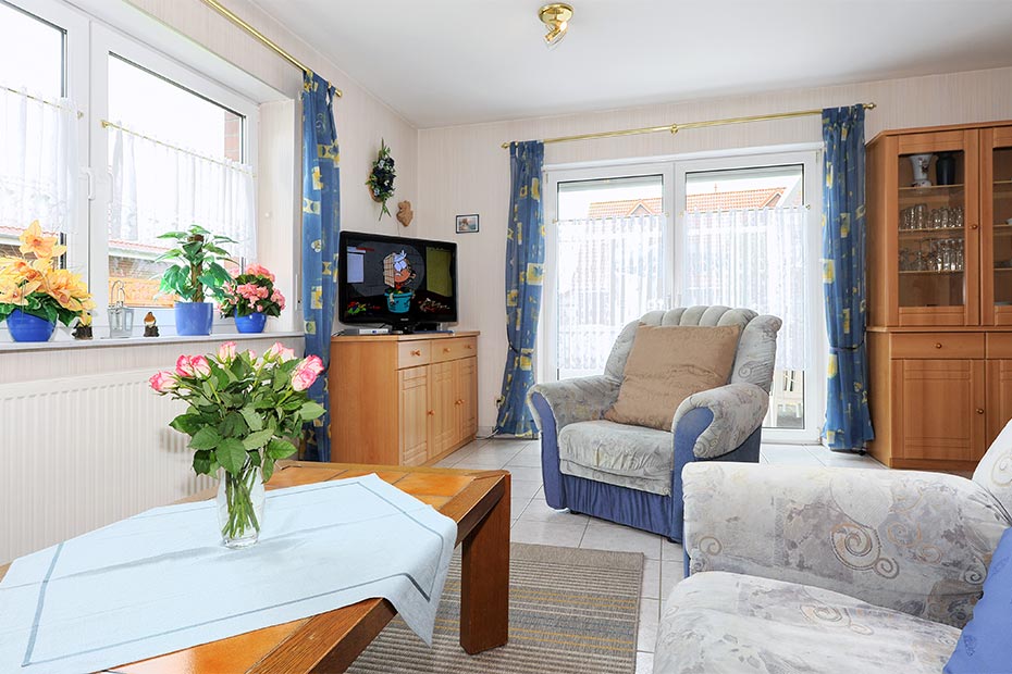 Ferienhaus „Abels“ - Wohnzimmer mit integriertem Küchenbereich