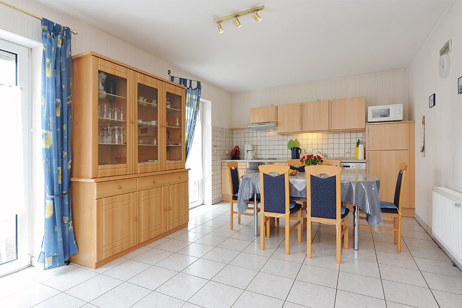 Ferienhaus „Abels“ - Wohnzimmer mit integriertem Küchenbereich