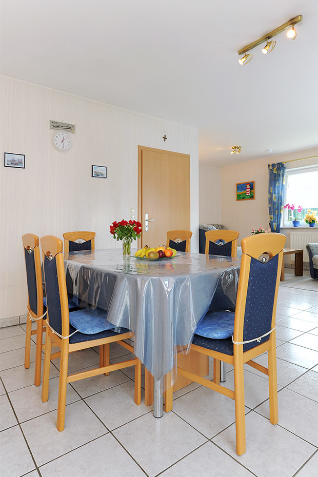 Ferienhaus „Abels“ - Wohnzimmer mit integriertem Küchenbereich