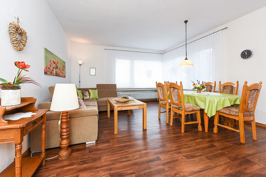 Ferienwohnung „Kiebitznest“ - Wohnzimmer mit integriertem Küchenbereich