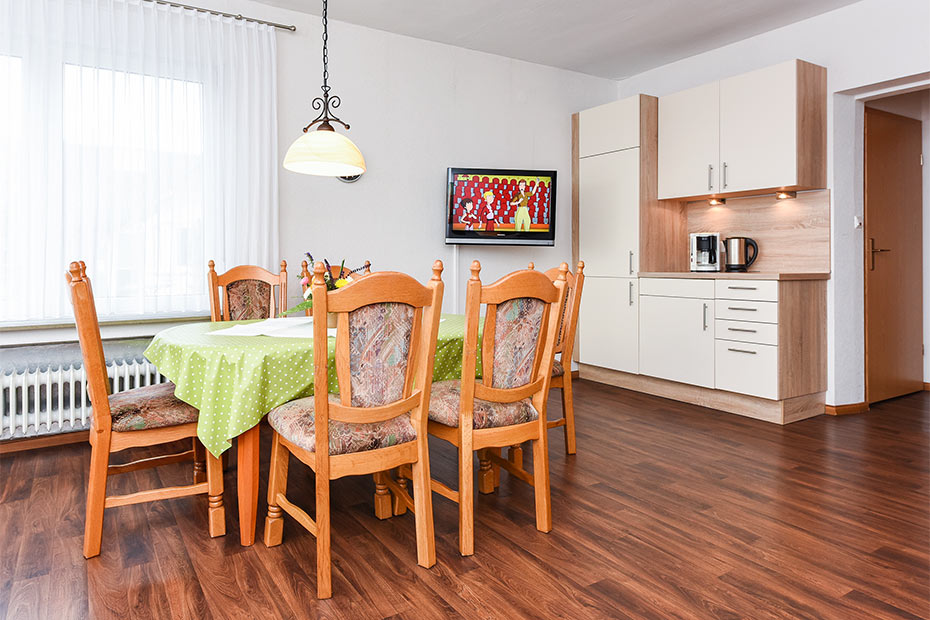 Ferienwohnung „Kiebitznest“ - Wohnzimmer mit integriertem Küchenbereich