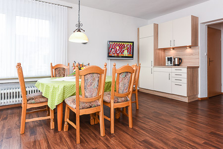 Ferienwohnung „Kiebitznest“ - Wohnzimmer mit integriertem Küchenbereich