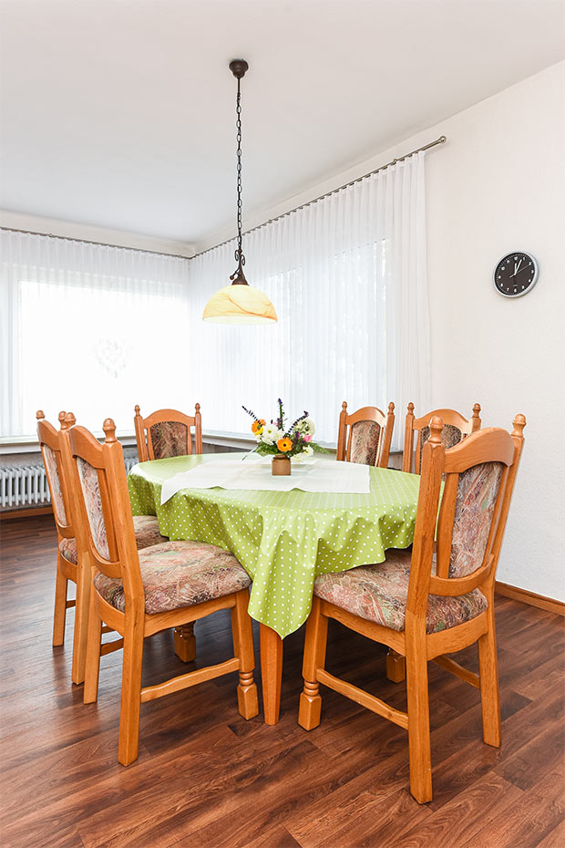 Ferienwohnung „Kiebitznest“ - Wohnzimmer mit integriertem Küchenbereich