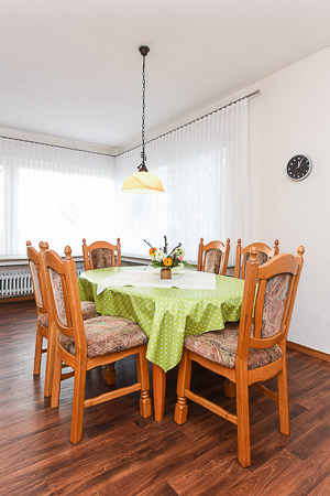 Ferienwohnung „Kiebitznest“ - Wohnzimmer mit integriertem Küchenbereich