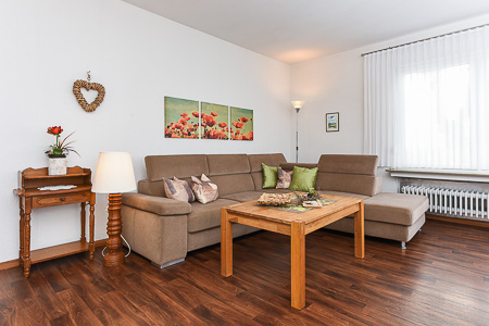 Ferienwohnung „Kiebitznest“ - Wohnzimmer mit integriertem Küchenbereich