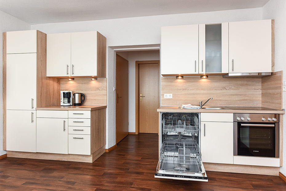 Ferienwohnung „Kiebitznest“ - Wohnzimmer mit integriertem Küchenbereich