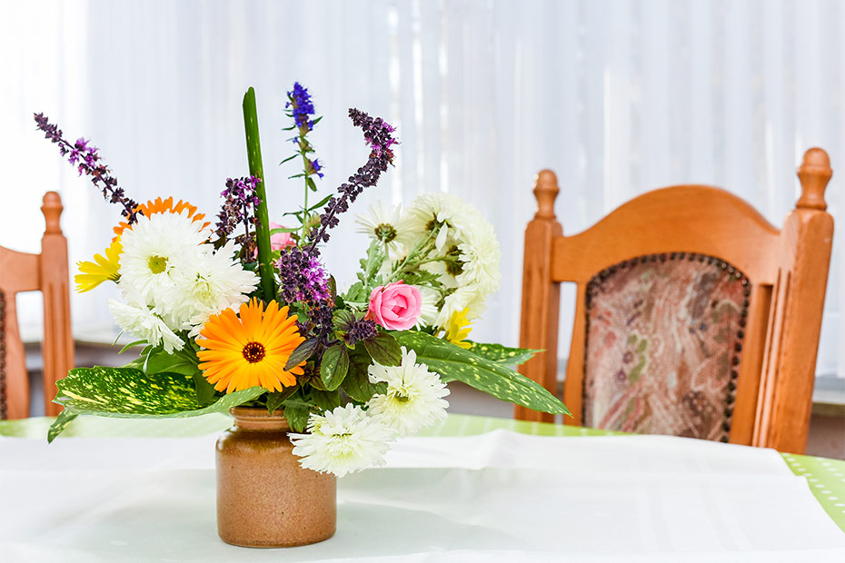 Ferienwohnung „Kiebitznest“ - Wohnzimmer mit integriertem Küchenbereich