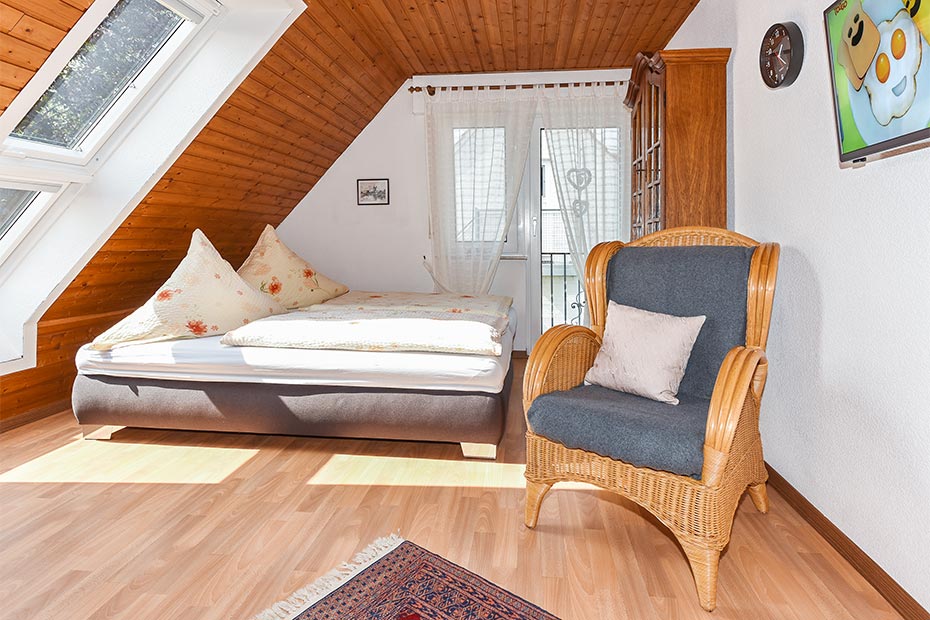 Ferienwohnung „Schwalbennest“ - Wohnzimmer mit integriertem Küchen- und Essbereich