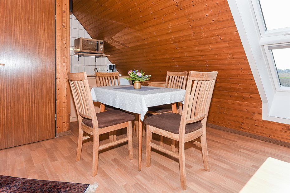 Ferienwohnung „Schwalbennest“ - Wohnzimmer mit integriertem Küchen- und Essbereich