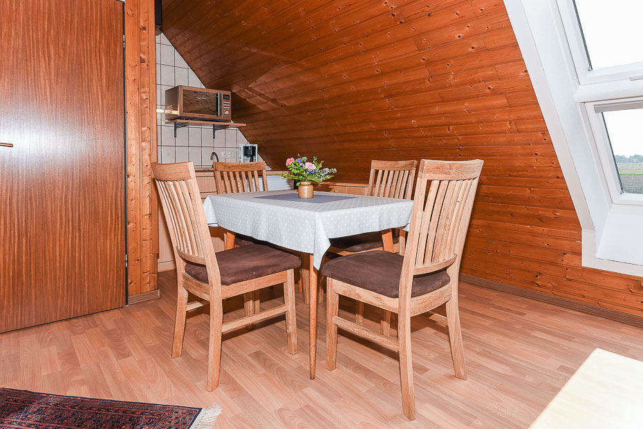 Ferienwohnung „Schwalbennest“ - Wohnzimmer mit integriertem Küchen- und Essbereich