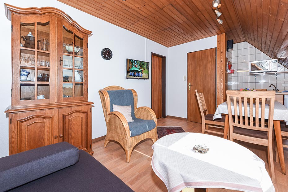 Ferienwohnung „Schwalbennest“ - Wohnzimmer mit integriertem Küchen- und Essbereich