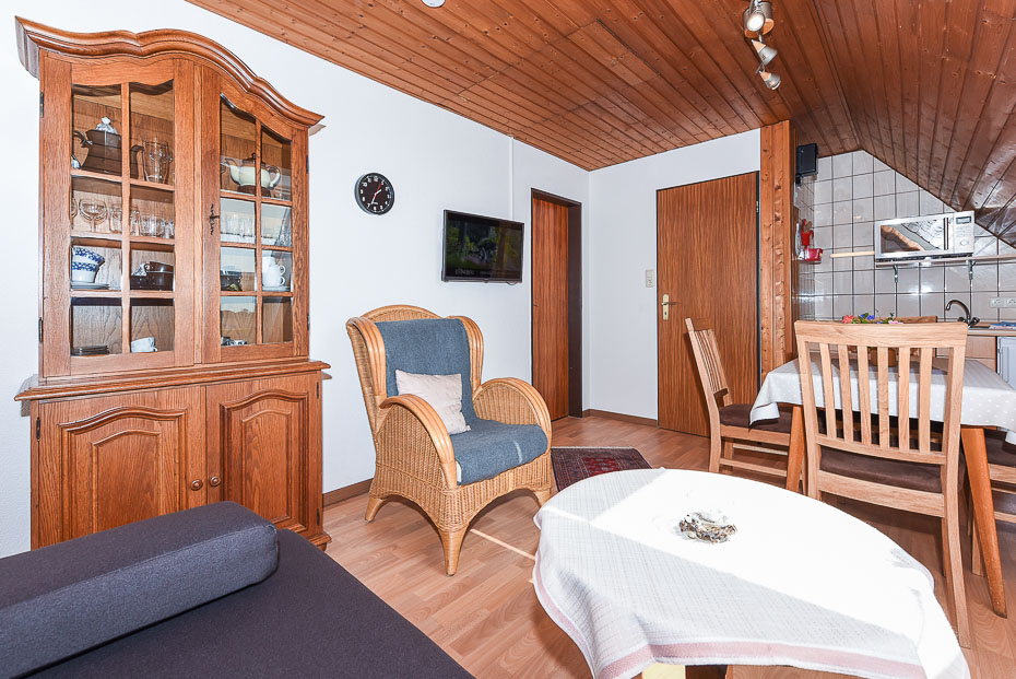 Ferienwohnung „Schwalbennest“ - Wohnzimmer mit integriertem Küchen- und Essbereich