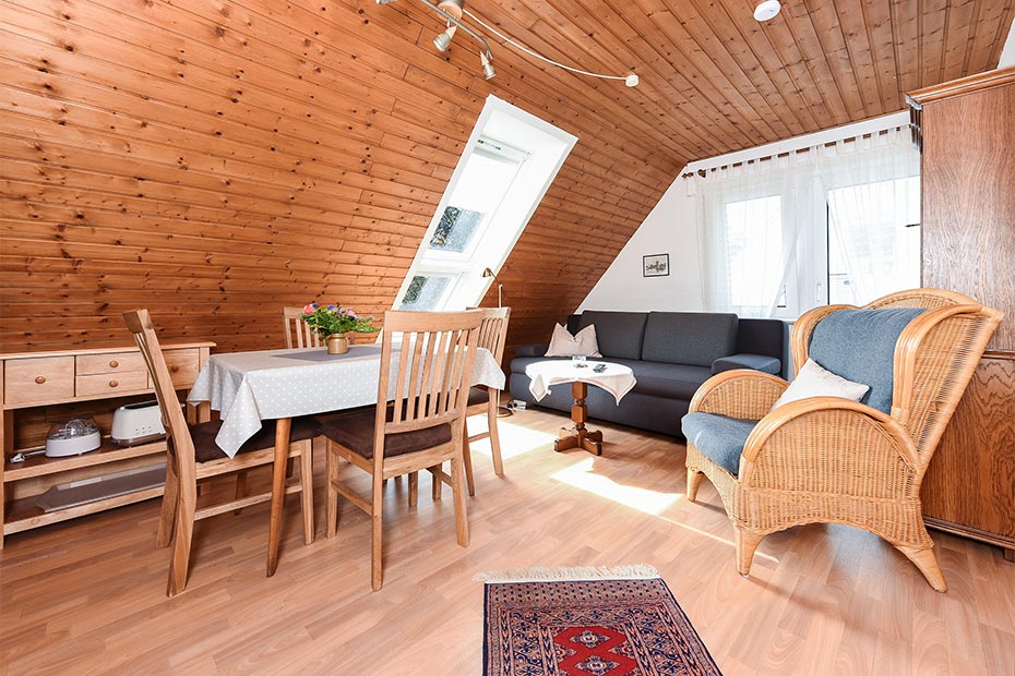 Ferienwohnung „Schwalbennest“ - Wohnzimmer mit integriertem Küchen- und Essbereich