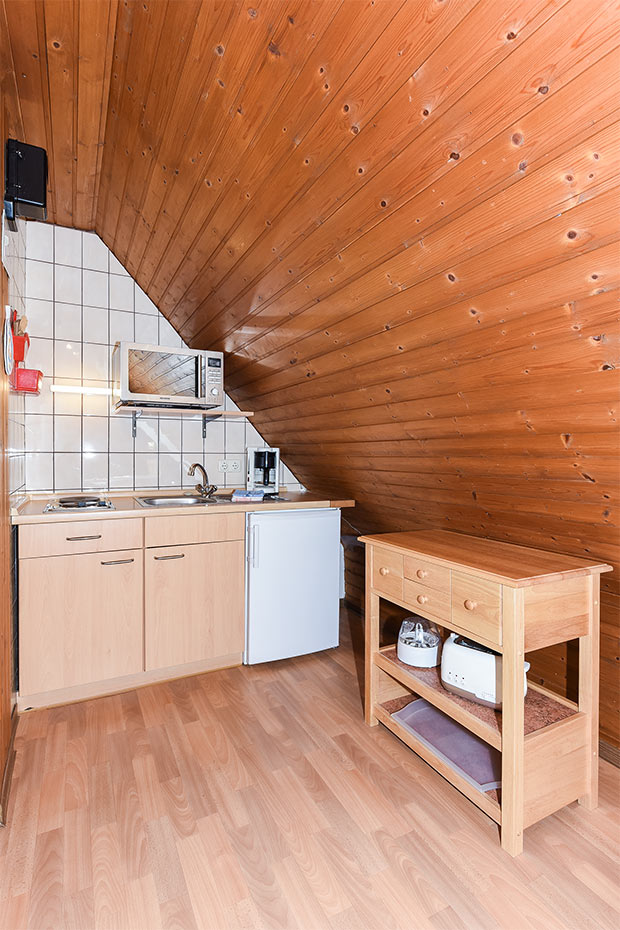 Ferienwohnung „Schwalbennest“ - Wohnzimmer mit integriertem Küchen- und Essbereich