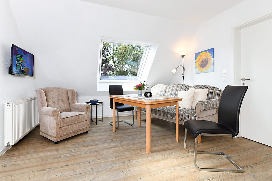 Ferienwohnung „Spatzennest“ - Wohnzimmer mit integriertem Küchenbereich