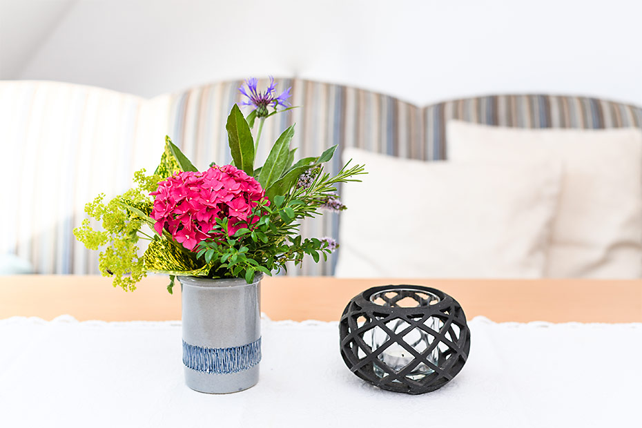 Ferienwohnung „Spatzennest“ - Wohnzimmer mit integriertem Küchenbereich