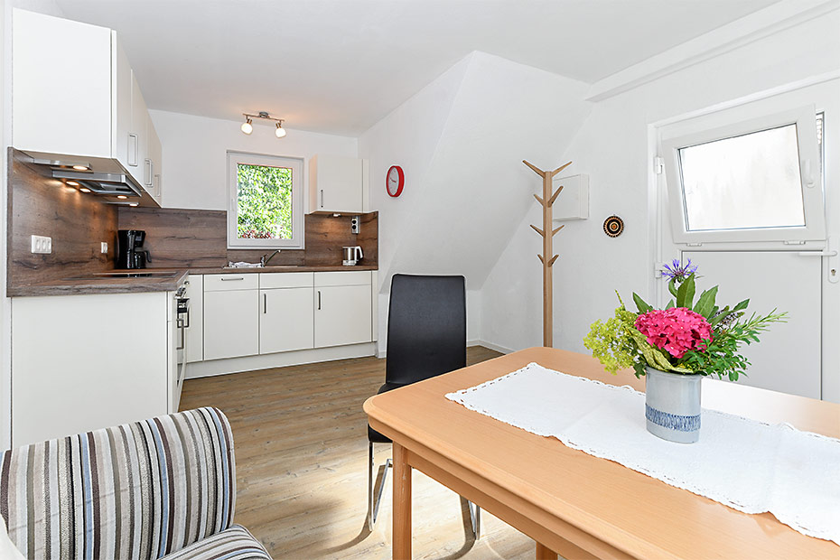 Ferienwohnung „Spatzennest“ - Wohnzimmer mit integriertem Küchenbereich