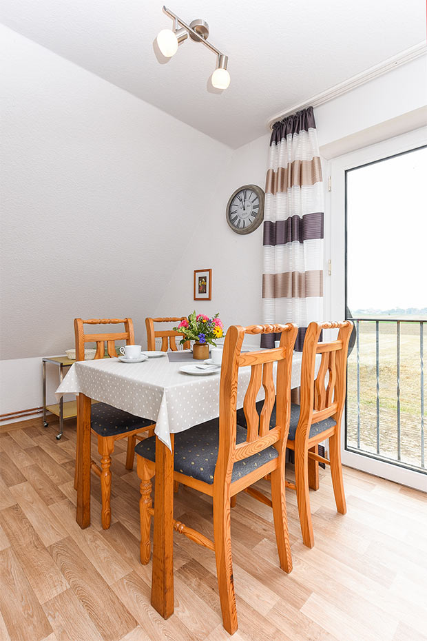 Ferienwohnung „Taubennest“ - Wohnzimmer mit integriertem Küchen- und Essbereich