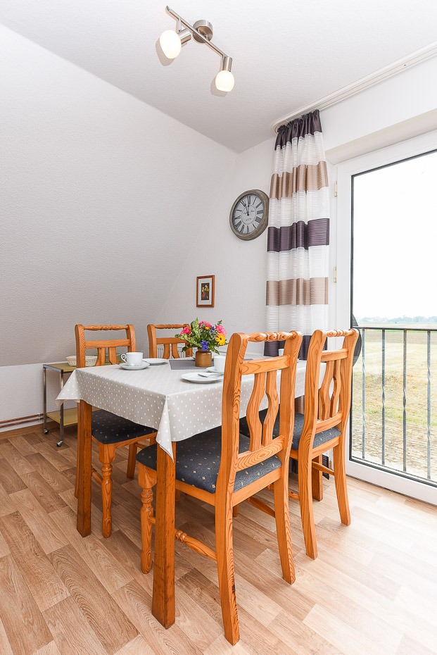 Ferienwohnung „Taubennest“ - Wohnzimmer mit integriertem Küchen- und Essbereich