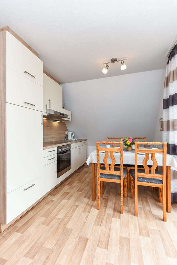 Ferienwohnung „Taubennest“ - Wohnzimmer mit integriertem Küchen- und Essbereich