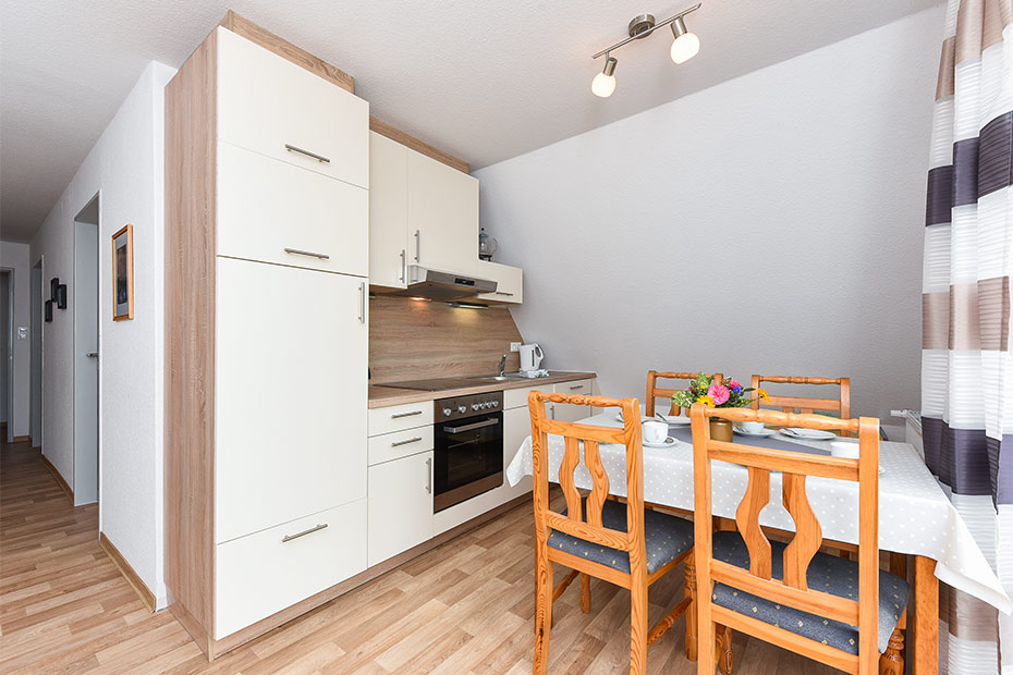 Ferienwohnung „Taubennest“ - Wohnzimmer mit integriertem Küchen- und Essbereich