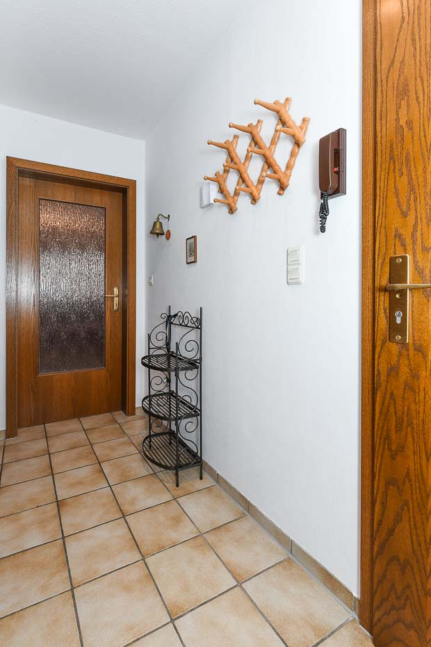 Ferienwohnung „Elly“ - Flur mit Treppe