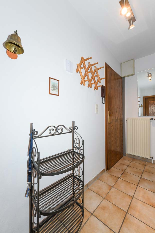 Ferienwohnung „Elly“ - Flur mit Treppe