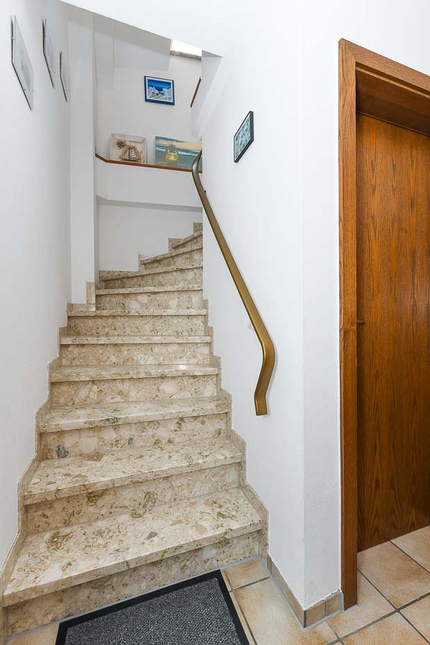 Ferienwohnung „Elly“ - Flur mit Treppe
