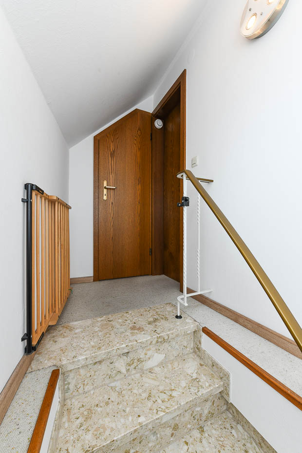 Ferienwohnung „Elly“ - Flur mit Treppe