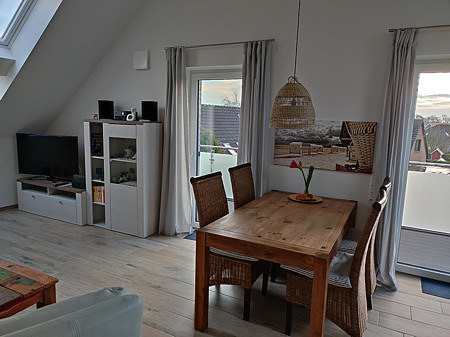 Ferienwohnung „Himmel und Meer“ - Wohnraum mit integrierter Küche