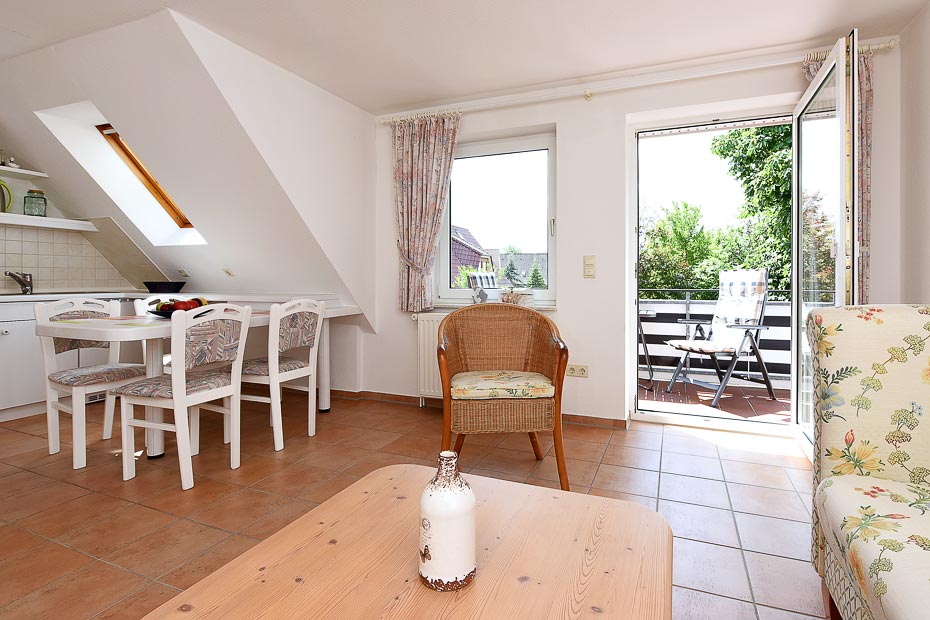 Ferienwohnung „Sonnendeck“ - Wohnzimmer mit integriertem Küchenbereich