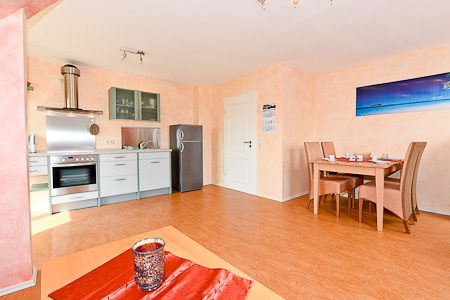 Ferienwohnung „Aike“ - Wohnzimmer mit integriertem Küchenbereich