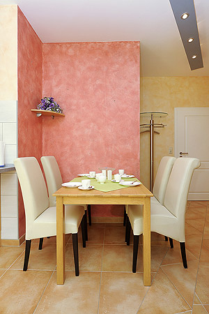 Ferienwohnung „Wenke“ - Wohnzimmer mit integriertem Küchenbereich