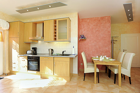 Ferienwohnung „Wenke“ - Wohnzimmer mit integriertem Küchenbereich